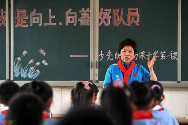 但对于演员来说，在斜度如此之大的屋顶上骑着1937年款的自行车上演飞檐走壁危险系数过高，演员因此穿着运动鞋、骑着特技山地车完成了拍摄，再由数字王国将其替换成符合故事背景的皮鞋、布鞋，以及老自行车